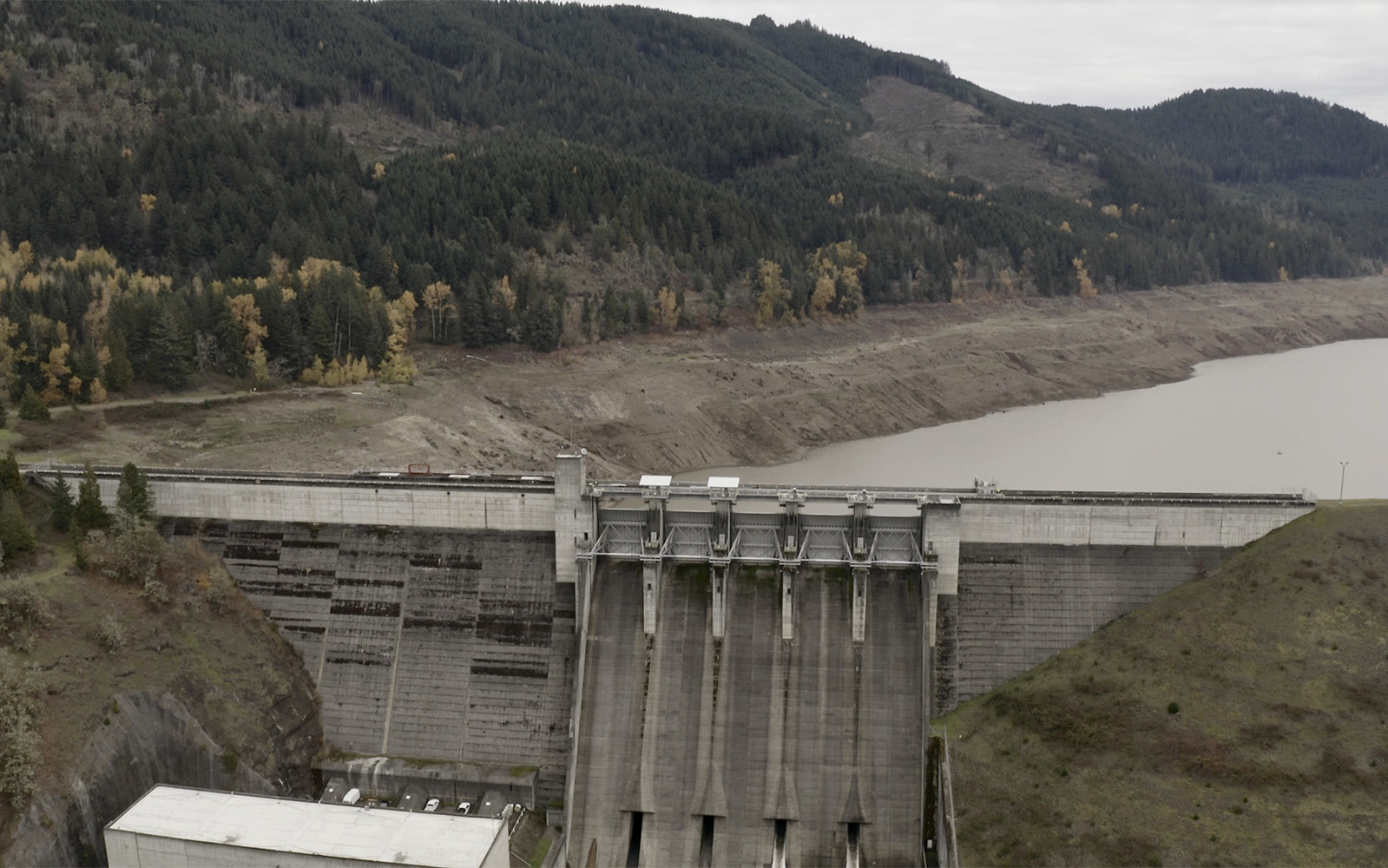 Lookout Point Dam on the Middle Fork Willamette river during last fall’s drawdown from a drone eye-view (photo by Ephraim Payne).